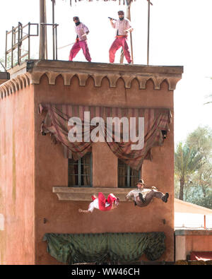 Indiana Jones Epic Stunt Spettacolare! Indy e Marion sono fotografati di metà autunno in leap off di un tetto del Cairo. Foto Stock