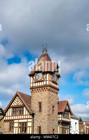 La Barrett Browning Memorial Institute di clock tower e la creazione di librerie.La struttura di legno e pietra edificio del periodo. Ledbury, Herefordshire, Inghilterra Foto Stock
