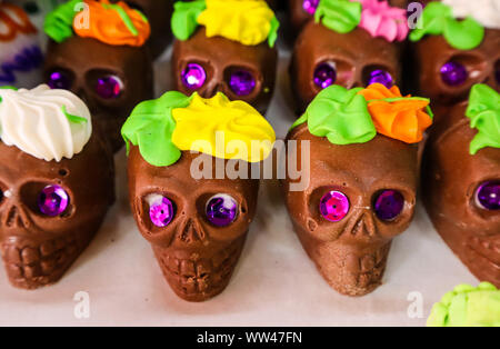 Cranio di cioccolato decorazioni per il Giorno dei Morti Holiday Foto Stock