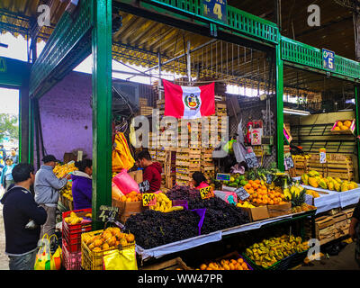 Venditori di frutta al mercato Caquta nella capitale Pervvian Lima Peru Foto Stock