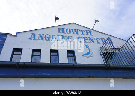 HOWTH, IRLANDA -27 LUG 2019- Vista della città di Howth, un villaggio di pescatori e waterfront sobborgo di Dublino, la capitale dell'Irlanda. Foto Stock