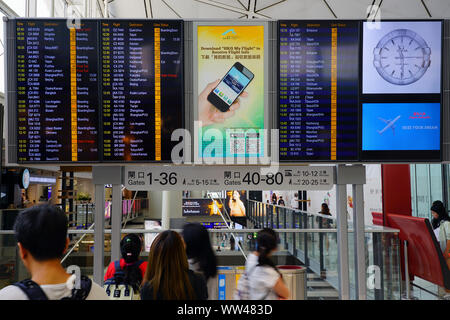 HONG KONG -18 LUG 2019- vista interna del terminale presso la trafficata Hong Kong International Airport (HKG), che si trova a Chek Lap Kok. Foto Stock