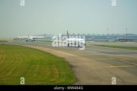 HONG KONG -18 LUG 2019- Vista di aeroplani da Cathay Pacific (CX) presso la trafficata Hong Kong International Airport (HKG), che si trova a Chek Lap Kok. Foto Stock