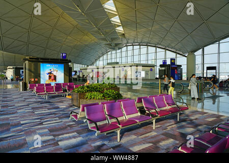 HONG KONG -18 LUG 2019- vista interna del terminale presso la trafficata Hong Kong International Airport (HKG), che si trova a Chek Lap Kok. Foto Stock