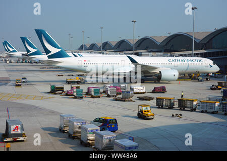 HONG KONG -18 LUG 2019- Vista di aeroplani da Cathay Pacific (CX) presso la trafficata Hong Kong International Airport (HKG), che si trova a Chek Lap Kok. Foto Stock