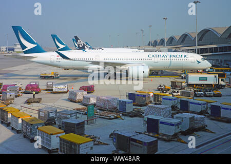 HONG KONG -18 LUG 2019- Vista di aeroplani da Cathay Pacific (CX) presso la trafficata Hong Kong International Airport (HKG), che si trova a Chek Lap Kok. Foto Stock