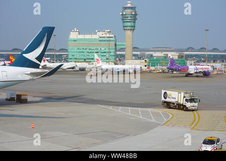 HONG KONG -18 LUG 2019- Vista di aeroplani da Cathay Pacific (CX) presso la trafficata Hong Kong International Airport (HKG), che si trova a Chek Lap Kok. Foto Stock