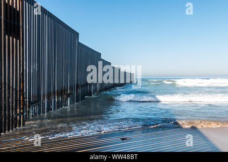 Confine di Stato del campo Park Beach a San Diego, in California con la frontiera internazionale parete che separa gli Stati Uniti da Tijuana, Messico. Foto Stock