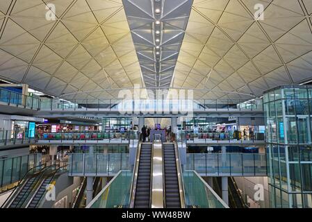 HONG KONG -18 LUG 2019- vista interna del terminale presso la trafficata Hong Kong International Airport (HKG), che si trova a Chek Lap Kok. Foto Stock