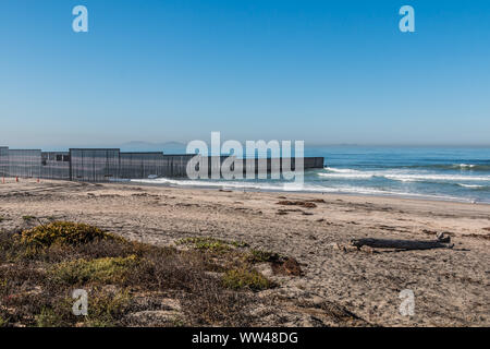 Confine di Stato del campo Park Beach con la frontiera internazionale parete che separa San Diego in California e Tijuana, Messico nella distanza. Foto Stock