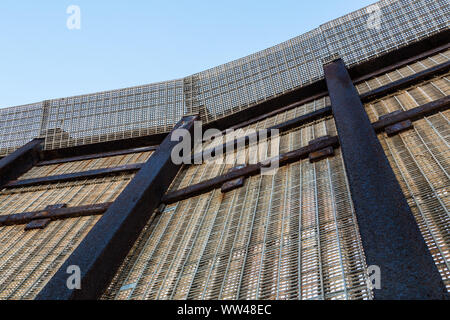 Recinzione di confine come visto dal basso lungo il Regno States-Mexico confine in San Diego, California. Foto Stock