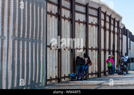 Amicizia Park International muro di confine che separa San Diego da Tijuana, in cui le persone si radunano per comunicare con i propri cari attraverso la recinzione. Foto Stock