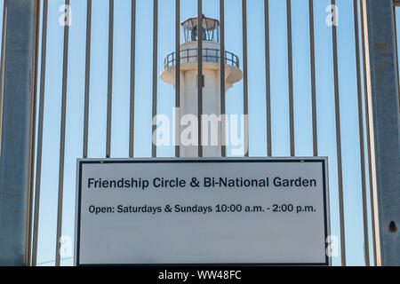 Ingresso al Parco di amicizia a San Diego, California, il più meridionale del parco in U.S, lungo il San Diego-Tijuana confine, con El Faro de Tijuana. Foto Stock