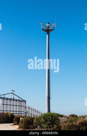 Recinzione di confine che separa San Diego in California e Tijuana, Messico, con una torre di sicurezza con telecamere e sensori di movimento da parte degli Stati Uniti. Foto Stock