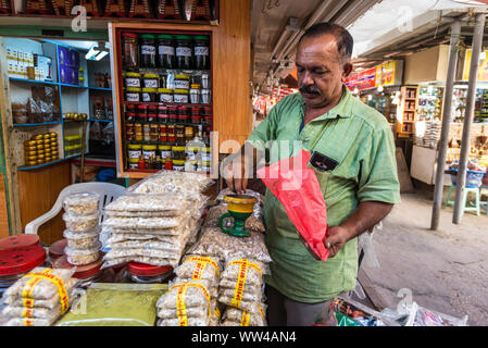 Salalah, Sultanat di Oman - Novembre 12, 2017: uomo vendita di incenso e altre merci al Souq in Salalah, Oman, Oceano Indiano. Questo souk è il b Foto Stock