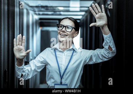 Con i capelli lunghi detective dall agenzia di intelligence in occhiali cercando positivo Foto Stock