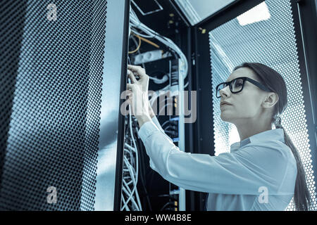 Dark-donna dai capelli dalla sicurezza per ottenere dati dal filo-maschiatura Foto Stock