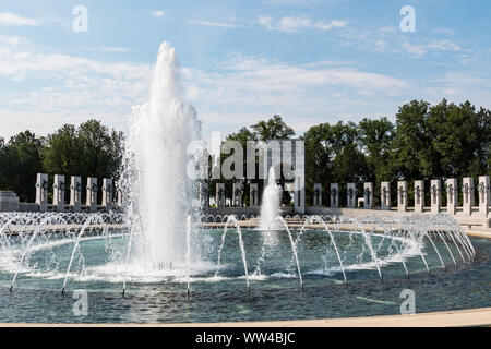 Due fontane e la piscina presso il Memoriale della Seconda Guerra Mondiale sul National Mall, con una vista del lato del Pacifico del memorial. Foto Stock