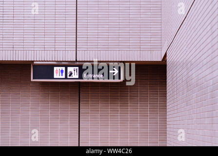 Informazioni aeroporto segno - lightbox firmare con la direzione di wc, ingresso al terminal e ristorante con spazio di copia su un lato Foto Stock