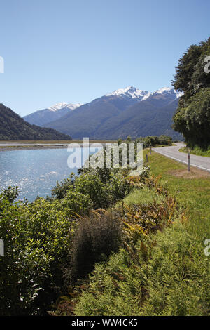 Vista sulle montagne delle Alpi del Sud da Haast Valle Isola del Sud della Nuova Zelanda Foto Stock