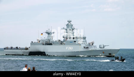 Marina tedesca Corvette OLDENBURG F 263 Mar Baltico forze marittime tedesche nave da guerra navale ArmyRostock Germania esercitazioni militari forze speciali Foto Stock