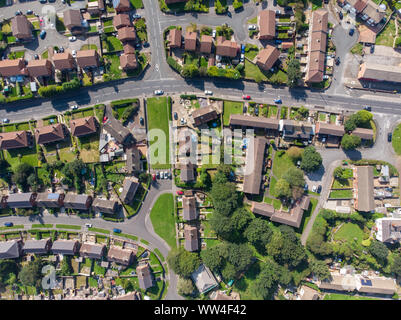 Foto aerea della città inglese di Middleton in Leeds West Yorkshire che mostra un tipico quartiere periferico di zone residenziali con file di case, Foto Stock