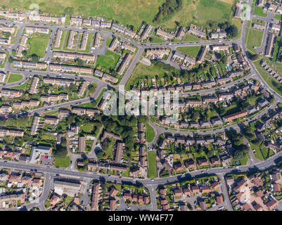 Foto aerea della città inglese di Middleton in Leeds West Yorkshire che mostra un tipico quartiere periferico di zone residenziali con file di case, Foto Stock