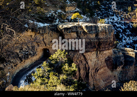 La storica Bright Angel sentiero drappeggiati in abito invernale. Il villaggio di Grand Canyon. Foto Stock