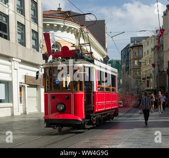 Tram Nostalgico Su Istiklal Street in Taksim, Beyoglu, Istanbul Foto Stock