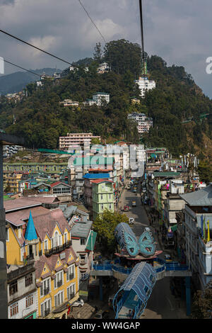 Vista aerea da una teleferica della città di Gangtok nello stato del Sikkim in India Foto Stock