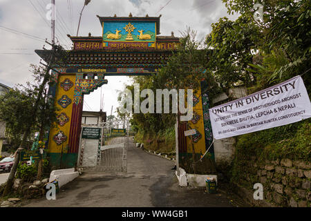 Cancello principale presso il monastero di Rumtek in Gangtok nello stato del Sikkim in India Foto Stock