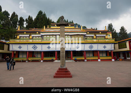 Vista del cortile e il complesso principale del monastero di Rumtek in Gangtok nello stato del Sikkim in India Foto Stock