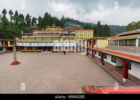 Vista del cortile e il complesso principale del monastero di Rumtek in Gangtok nello stato del Sikkim in India Foto Stock