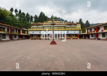 Vista del cortile e il complesso principale del monastero di Rumtek in Gangtok nello stato del Sikkim in India Foto Stock