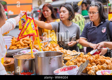 Festival vegetariano (J Festival) in Thailandia a Yaowarat o a Bangkok China town street decorazione con bandiera gialla per nessun animale alimenti a base di carne di segno. 10 ott Foto Stock