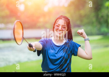 Sport girl teen giocare a badminton per esterno esercita attività di sano Foto Stock