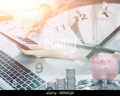 Business con il concetto di tempo - Calcolatrice con orologio per ricordare di denaro urgente di pagamento o di calcolo di costo dal lavoratore di ufficio contabile Foto Stock