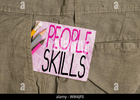 Conceptual la scrittura a mano che mostra la gente abilità. Concetto significato ottenere bene lungo una comunicazione efficace di un rapporto amichevole la scrittura di attrezzature e purpl Foto Stock