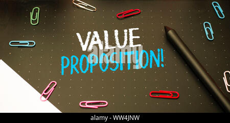 La scrittura della nota mostra proposta di valore. Il concetto di business per servizio innovazione destinato lo rendono attraente prodotto forbici e attrezzature di scrittura plus Foto Stock