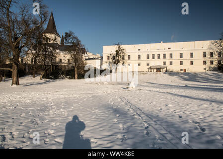 Cheteau Frystat e Povyseni Kostel sv. Chiesa Krize da Park Bozeny Nemcove parco pubblico a Karvina città in Repubblica Ceca durante la bella stagione invernale da Foto Stock