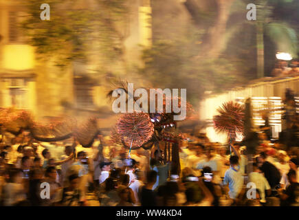 Hong Kong. Xii Sep, 2019. Foto scattata il 7 settembre 12, 2019 la mostra "Fire Dragon Dance' eseguita su una strada alla vigilia del Mid-Autumn Festival, in Tai Hang di Hong Kong, Cina del sud. Credito: Li pista/Xinhua/Alamy Live News Foto Stock