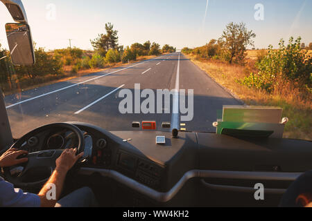 Viaggiare in autobus, scena dall'autostrada in Grecia. Foto Stock