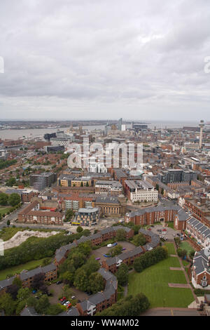 Ripresa aerea della città di Liverpool nel Regno Unito guardando verso il fiume Mersey Foto Stock