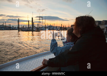 I visitatori nel porto di Amburgo. Canal viaggio Amburgo. Foto Stock