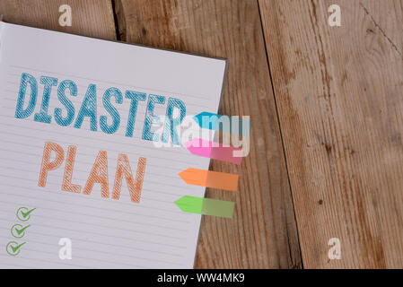 La grafia la scrittura di testo piano di catastrofe. Foto concettuale rispondere per la preparazione alle situazioni di emergenza e di sopravvivenza e Kit di primo soccorso nota a strisce prenota quattro un colorato Foto Stock