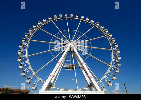 Ruota panoramica Ferris in spiaggia quay nel HafenCity di Amburgo, Germania, Europa Foto Stock