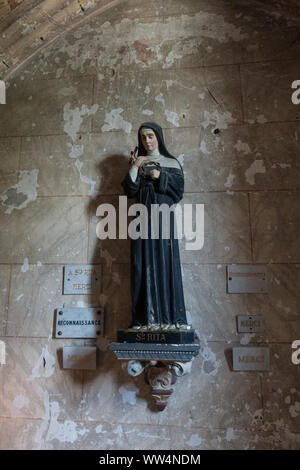 Statua di Maria nella Chiesa, Eglise Saint-Pierre et Cloitre. Maria beeldje in de kerk, Eglise Saint-Pierre et Cloitre. Foto Stock