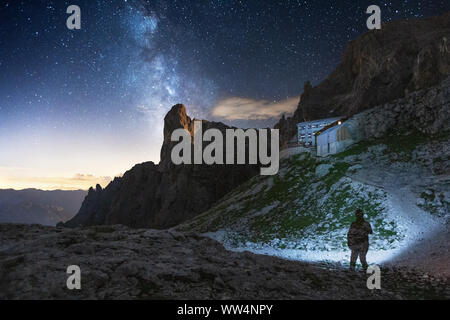 Il gruppo delle Pale di San Martino, del Sass Maor di picco. Via Lattea e il cielo stellato. Il Rifugio Pradidali, bivacco alpino. Le Dolomiti, Trentino, Alpi Italiane. Foto Stock