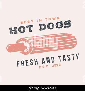 Caldo e fresco di hot dog Francia Retrò design badge. Illustrazione Vettoriale. Vintage design per cafe, ristorante, pub o fast food business. Modello per il ristorante oggetti identità, imballaggio e menu Illustrazione Vettoriale