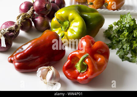 Il peperone con aglio e cipolle e prezzemolo su sfondo bianco Foto Stock
